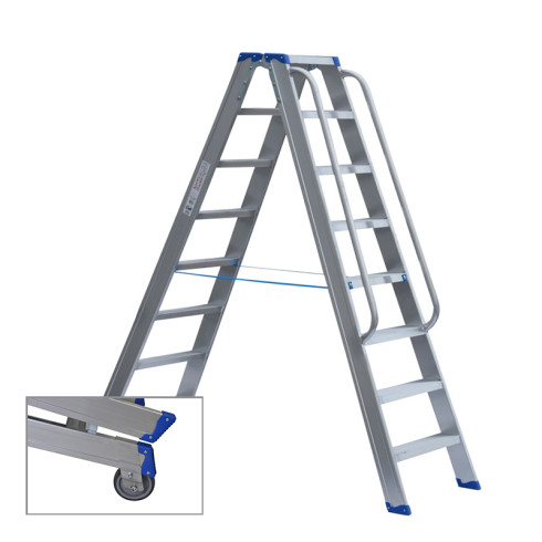 Stufenstehleiter beidseitig begehbar mit Transportrollen, Aussteifungsstreben und Handlauf