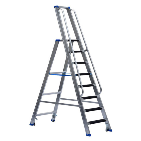 Stufenstehleiter einseitig begehbar mit Bügel, Federdruckrollen, Aussteifungsstreben, Antirutschbelag und Handlauf beidseitig