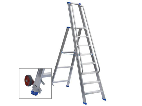 Stufenstehleiter einseitig begehbar mit Bügel, beidseitigem Handlauf, Transportrollensatz montiert und Aussteifungsstreben
