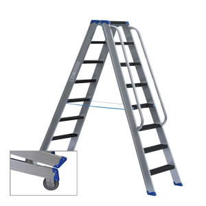 Stufenstehleiter beidseitig begehbar mit Transportrollen, Aussteifungsstreben, Antirutschbelag und Handlauf