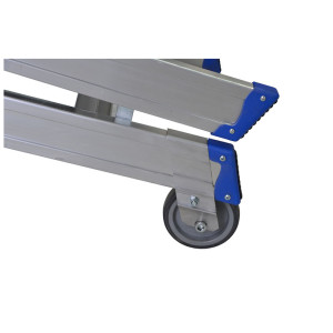 Stufenstehleiter beidseitig begehbar mit Transportrollen, Aussteifungsstreben, Antirutschbelag und Handlauf