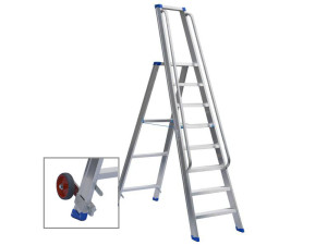 Stufenstehleiter einseitig begehbar mit Bügel, beidseitigem Handlauf, Transportrollensatz montiert und Aussteifungsstreben